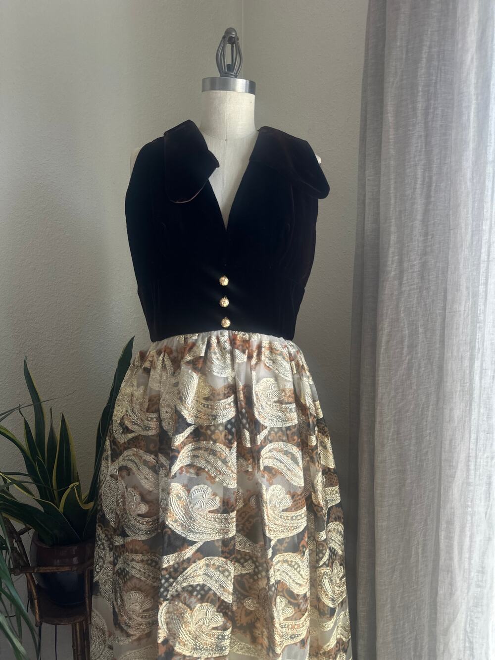 Women’s M Dress Chocolate Velvet Sleeveless Wing Collar Metallic Organza 60s